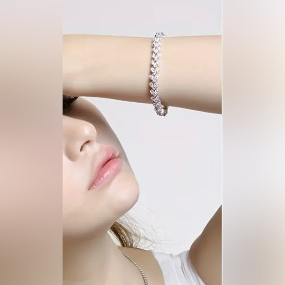 Gorgeous Women’s Crystal Bracelet - Picture 4 of 4